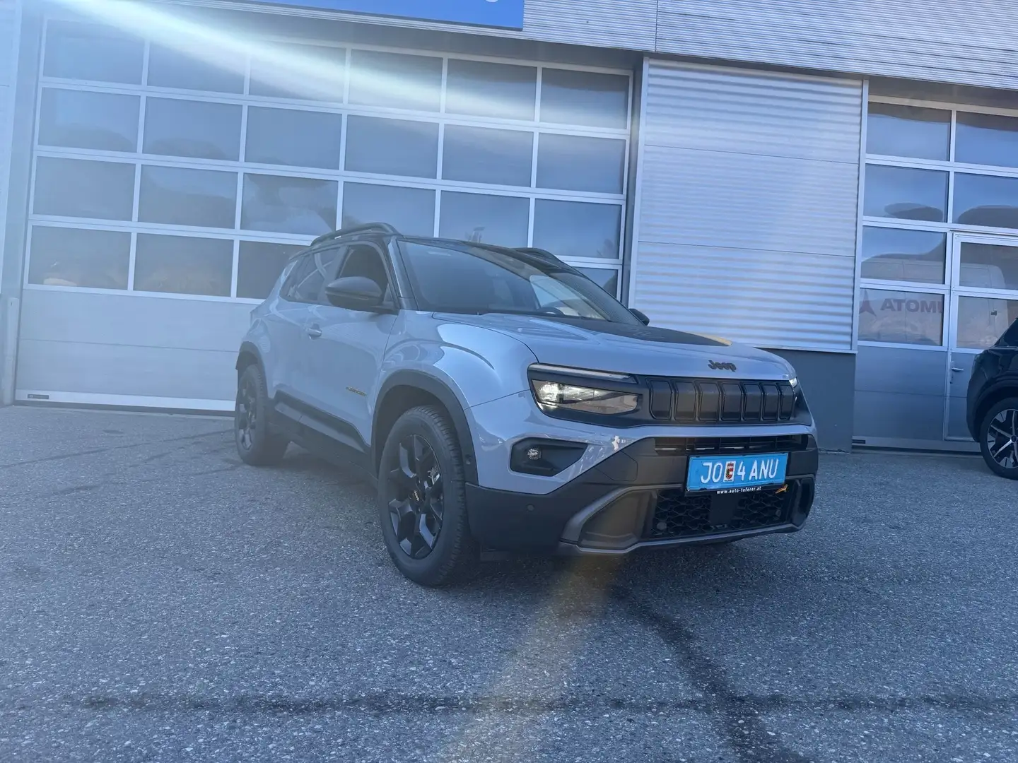 Jeep Avenger Avenger 1.2 T3 e-Hybrid 4xe The North Face Grau - 1