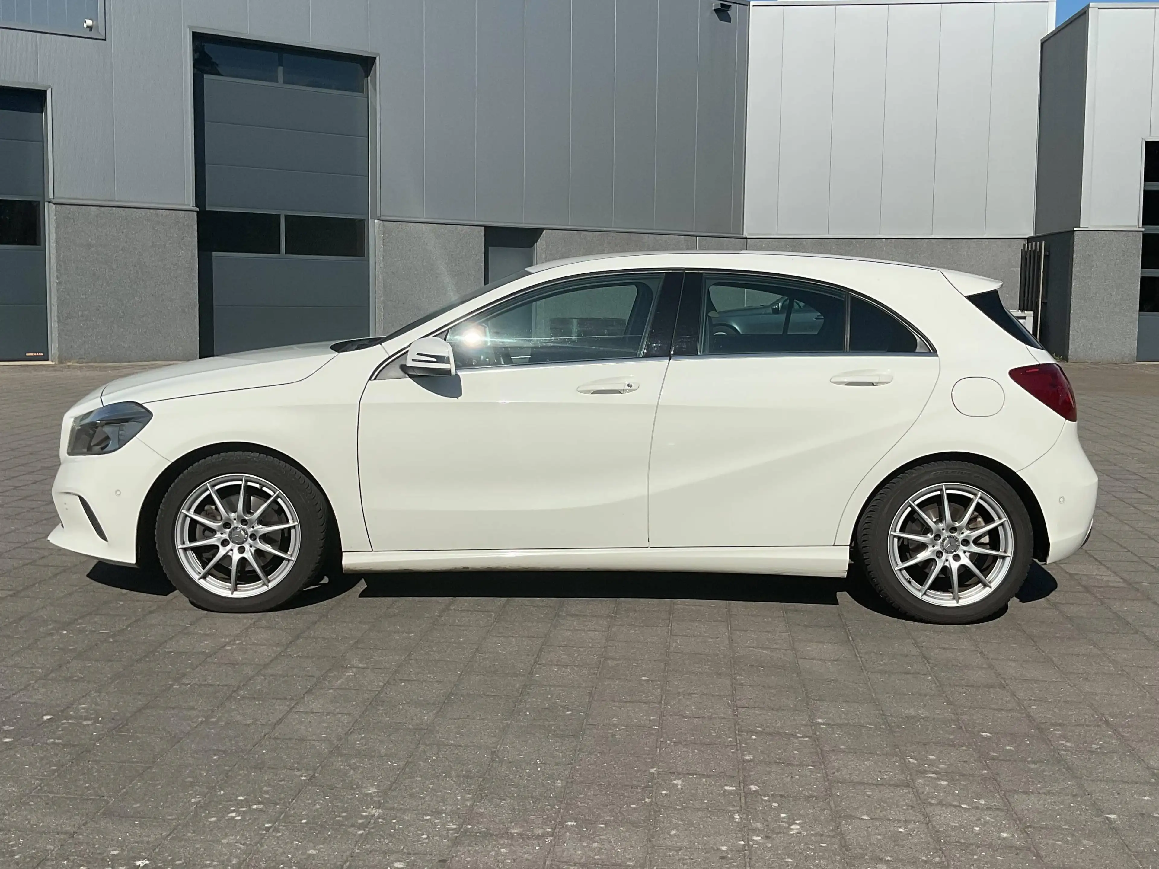 Mercedes-Benz A 180 Progressief * wegklapbare trekhaak * navigatie * parkeersensoren V + A — photo 2