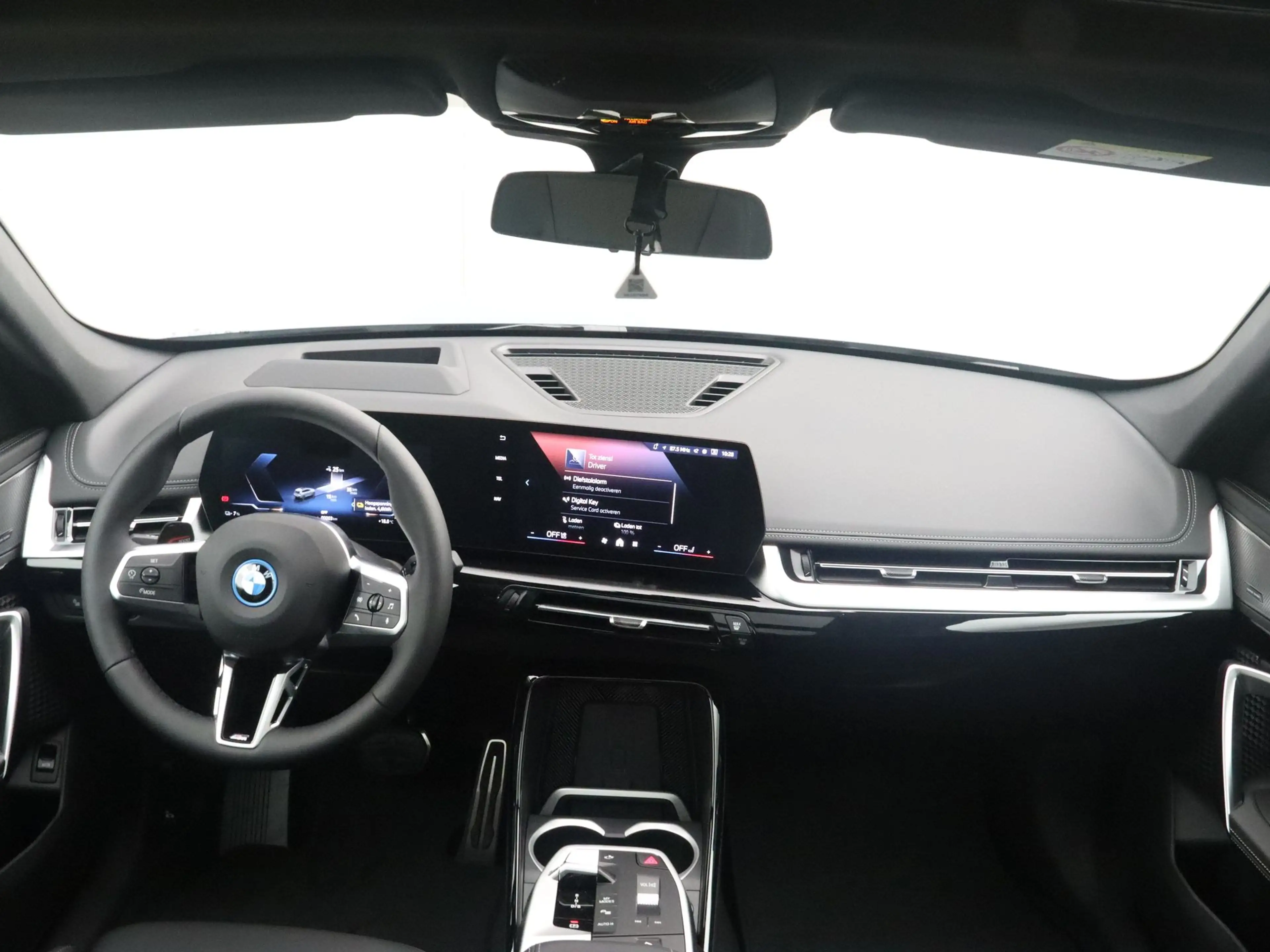 BMW iX1 eDrive20 67 kWh M Sport Edition — photo 13