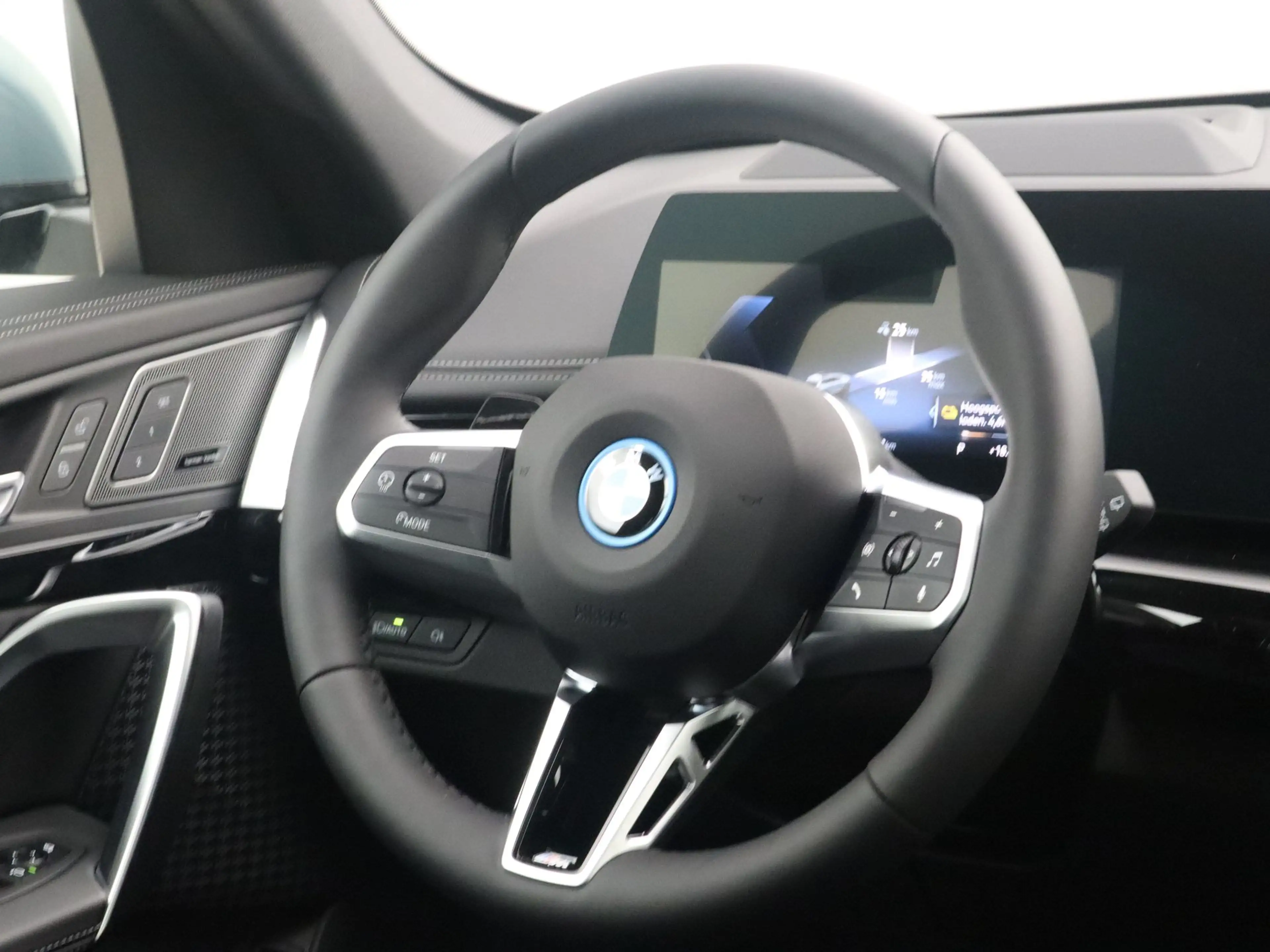 BMW iX1 eDrive20 67 kWh M Sport Edition — photo 2