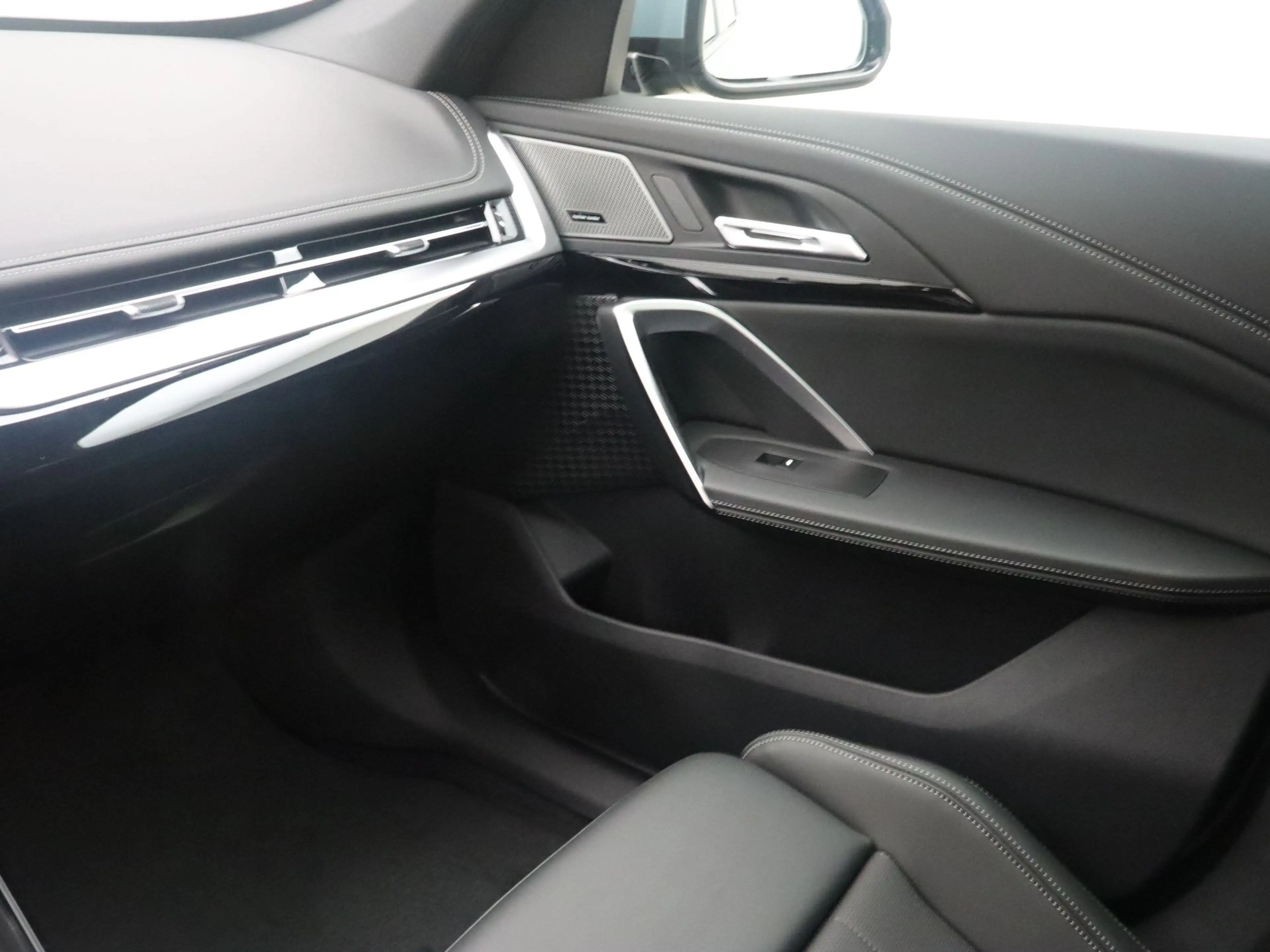BMW iX1 eDrive20 67 kWh M Sport Edition — photo 15