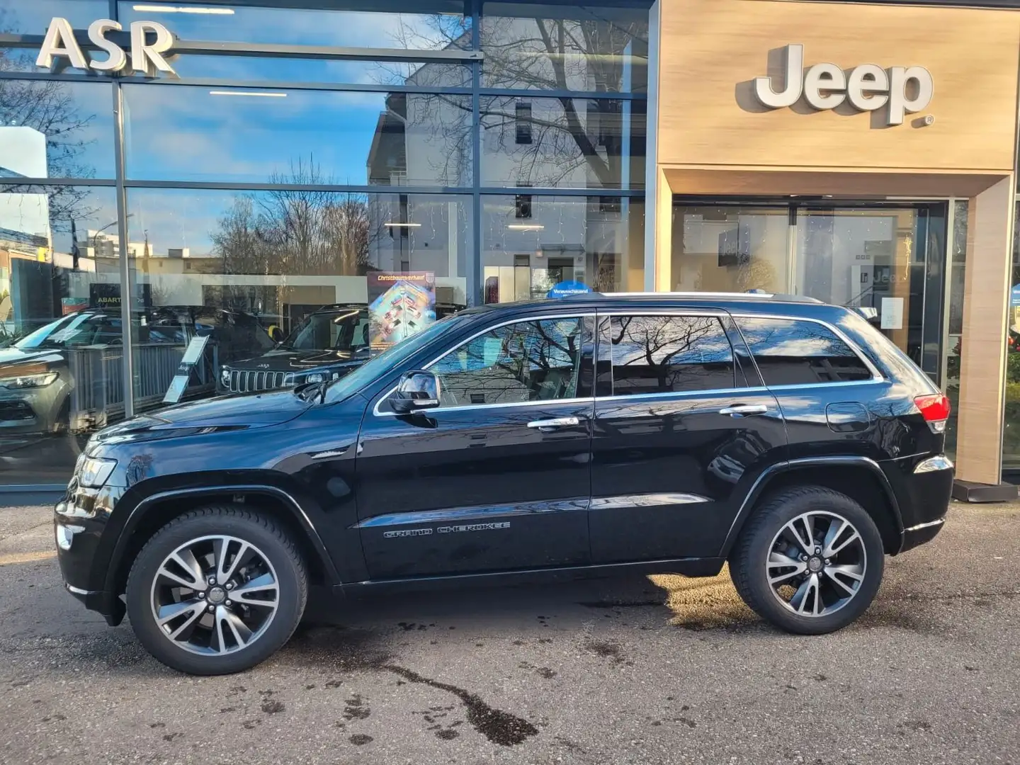 Jeep Grand Cherokee 3.0 CRD Overland Top Panorama Schwarz - 1