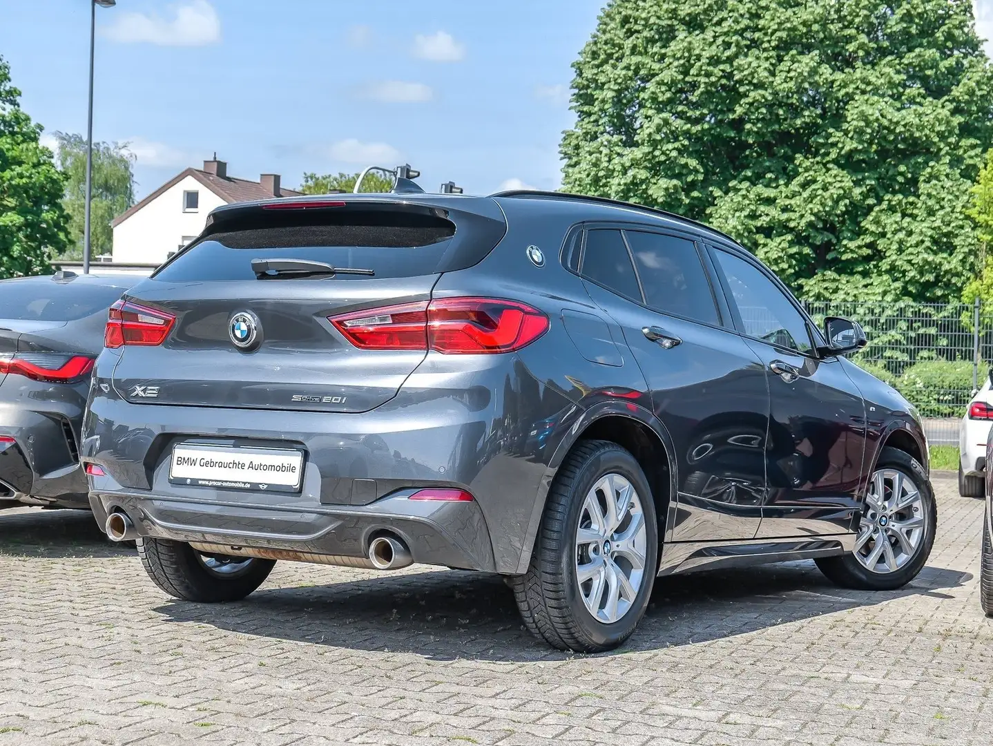 BMW X2 sDrive20i M Sport AHK Pano LED HuD HiFi Grau - 2