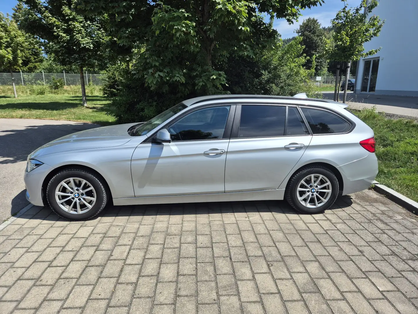 BMW 320 320d Touring Advantage Aut. - 2