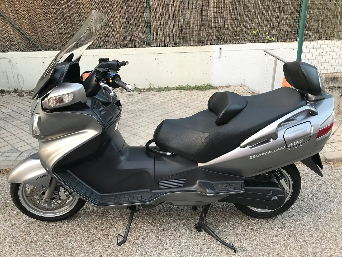 Suzuki Burgman 650 Executive Gris - 1