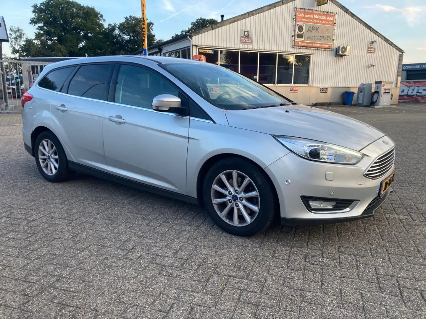 Ford Focus Wagon 2.0 TDCI Tit. Ed. Gris - 2