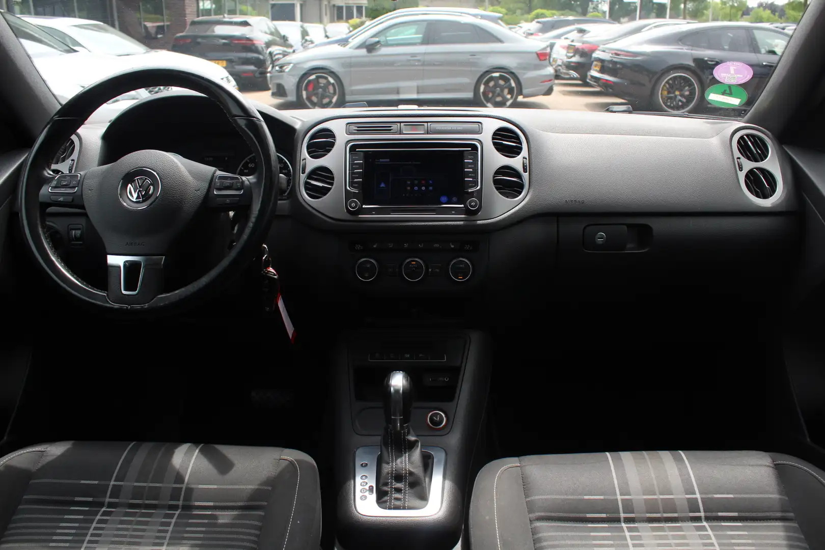 Volkswagen Tiguan 1.4 TSI Edition / Trekhaak / Panoramadak / Apple C Grijs - 2