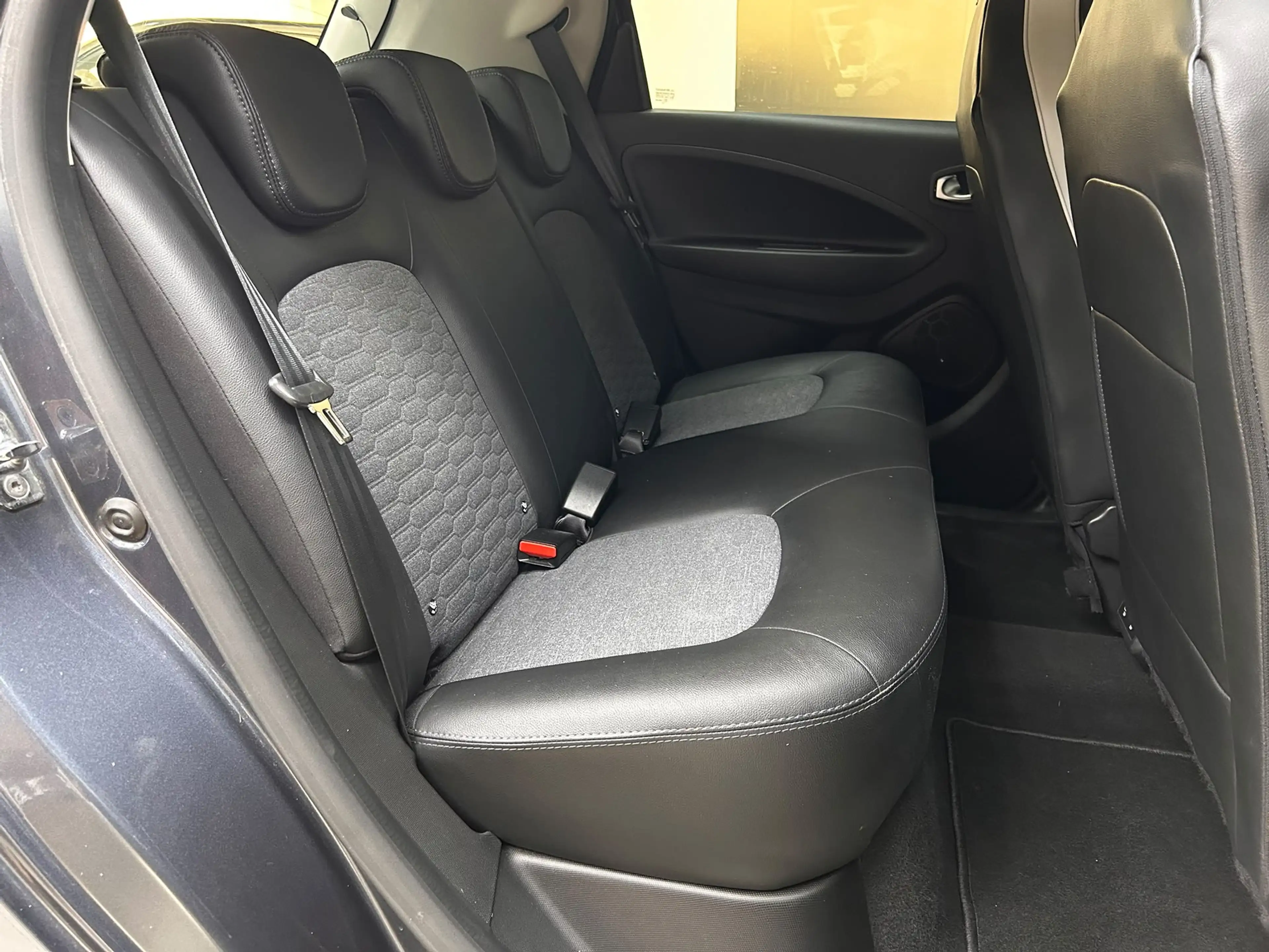 Renault ZOE Intens BATTERIE INCLUS+NAV+KAM+VIRTU+SHZ+TEM — photo 12