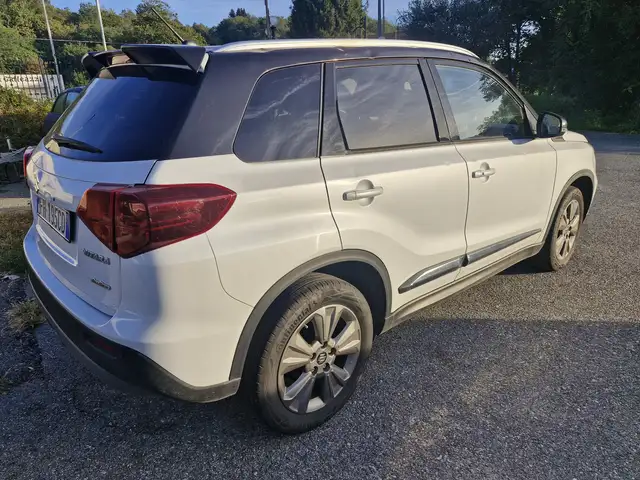 Suzuki Vitara view 3