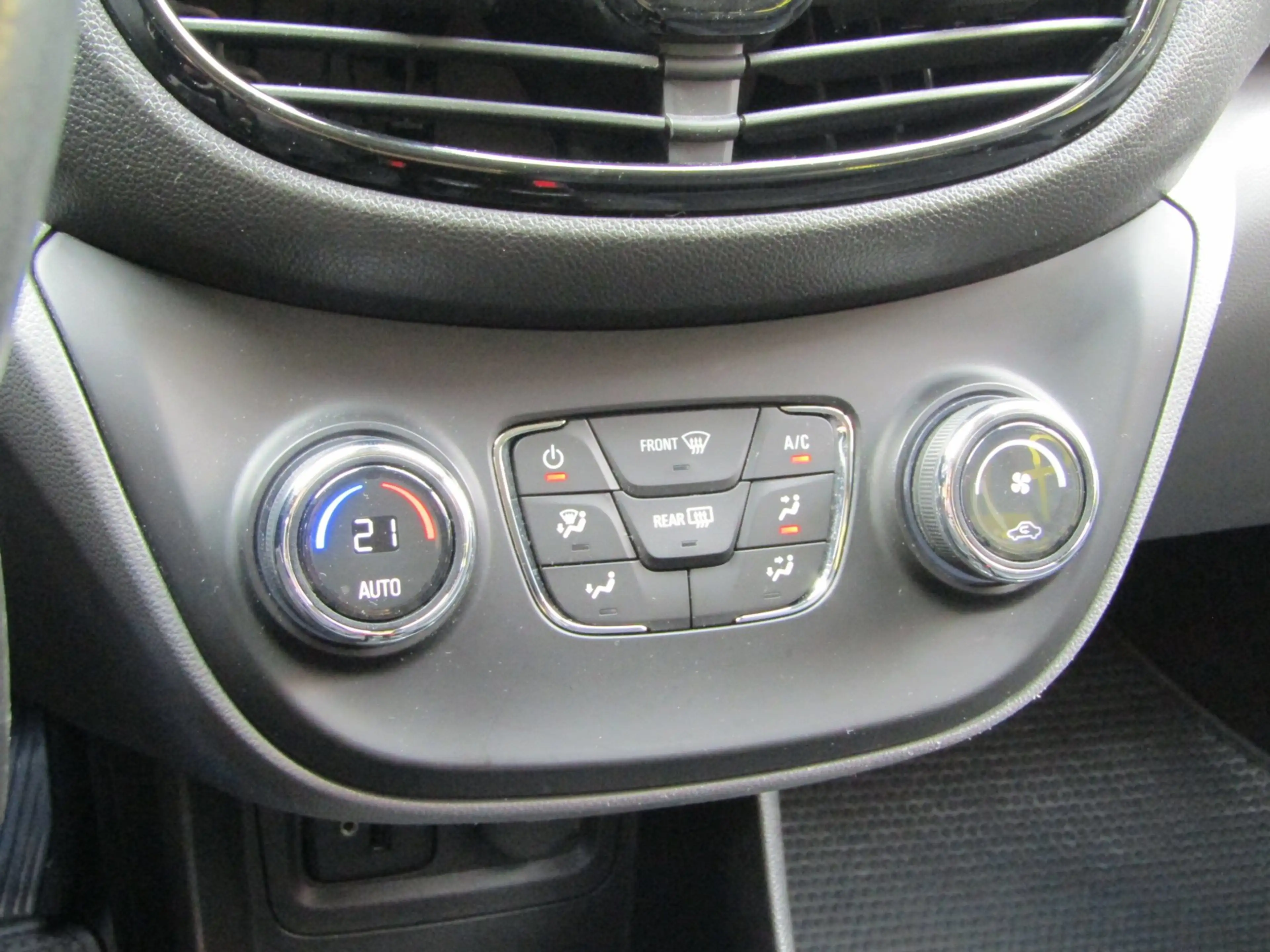Opel Karl 1.0 ecoFLEX Innovation Leder/ Climate/ Cruise — photo 11