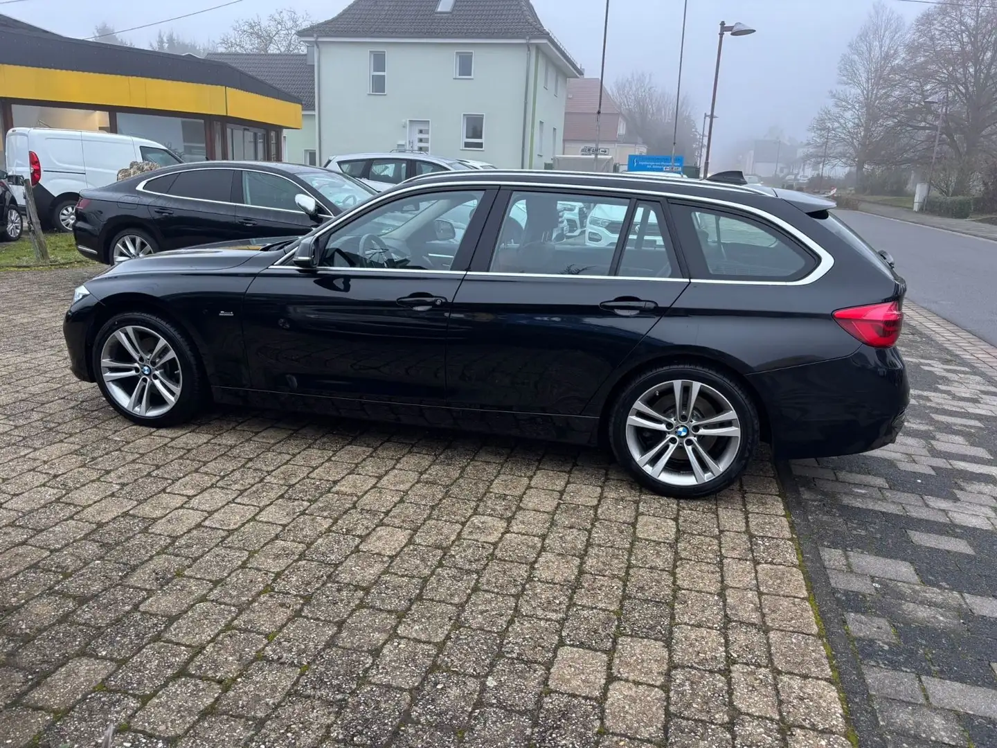 BMW 330 3 Touring 330 d xDrive Sport Line Automatik+ Schwarz - 2