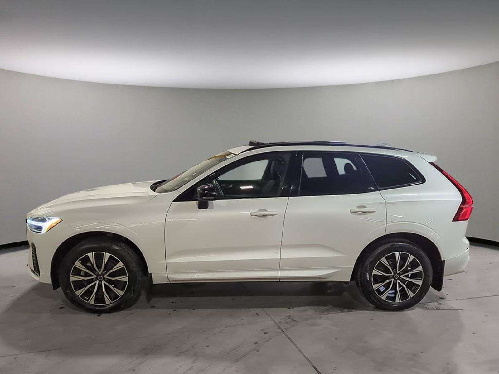 2024 Volvo XC60 B5 CORE; AWD,LEATHER,PANORAMIC SUNROOF, SMART KE alt 3