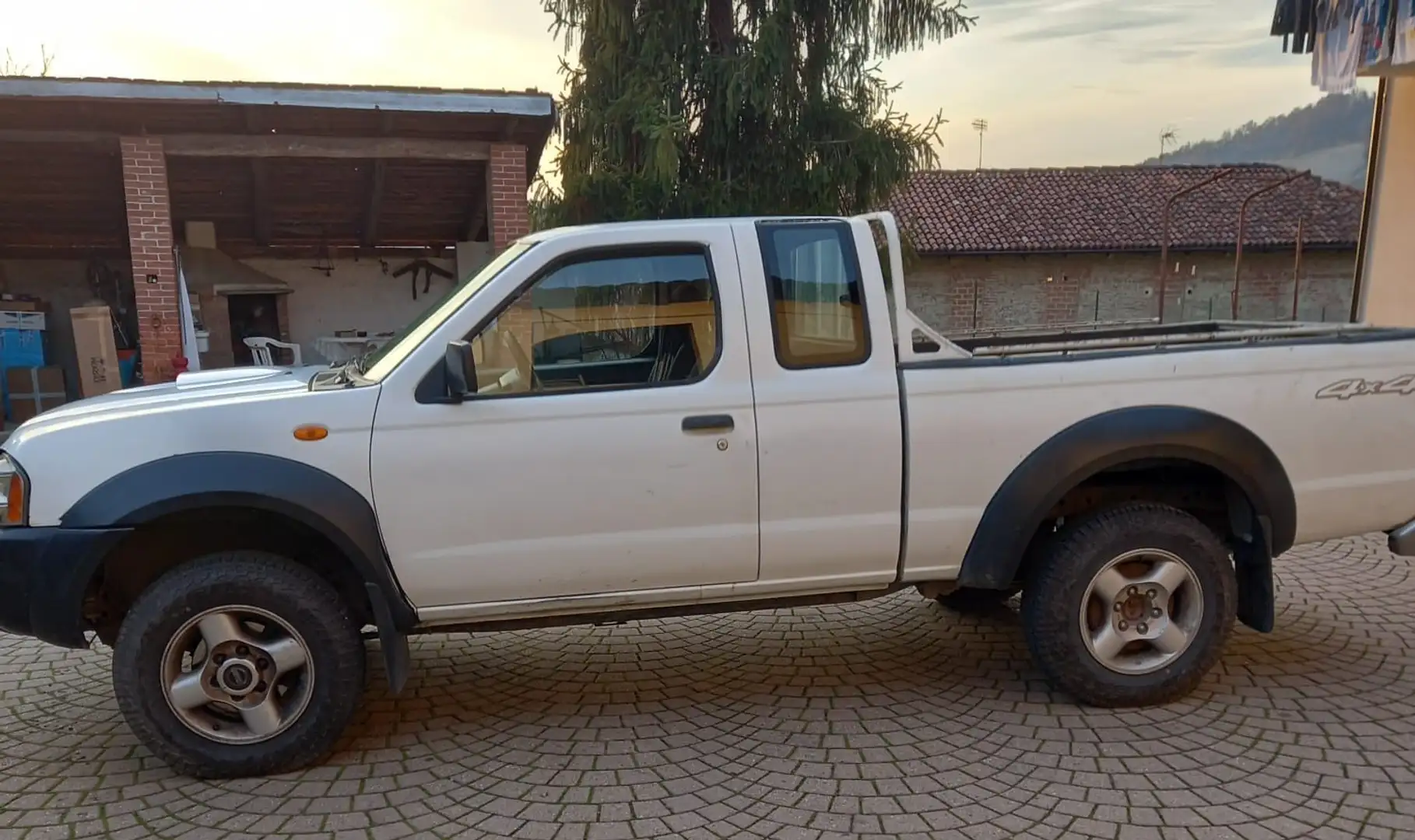 Nissan King Cab King Cab 2.5 td s/airbag 133cv Blanc - 1