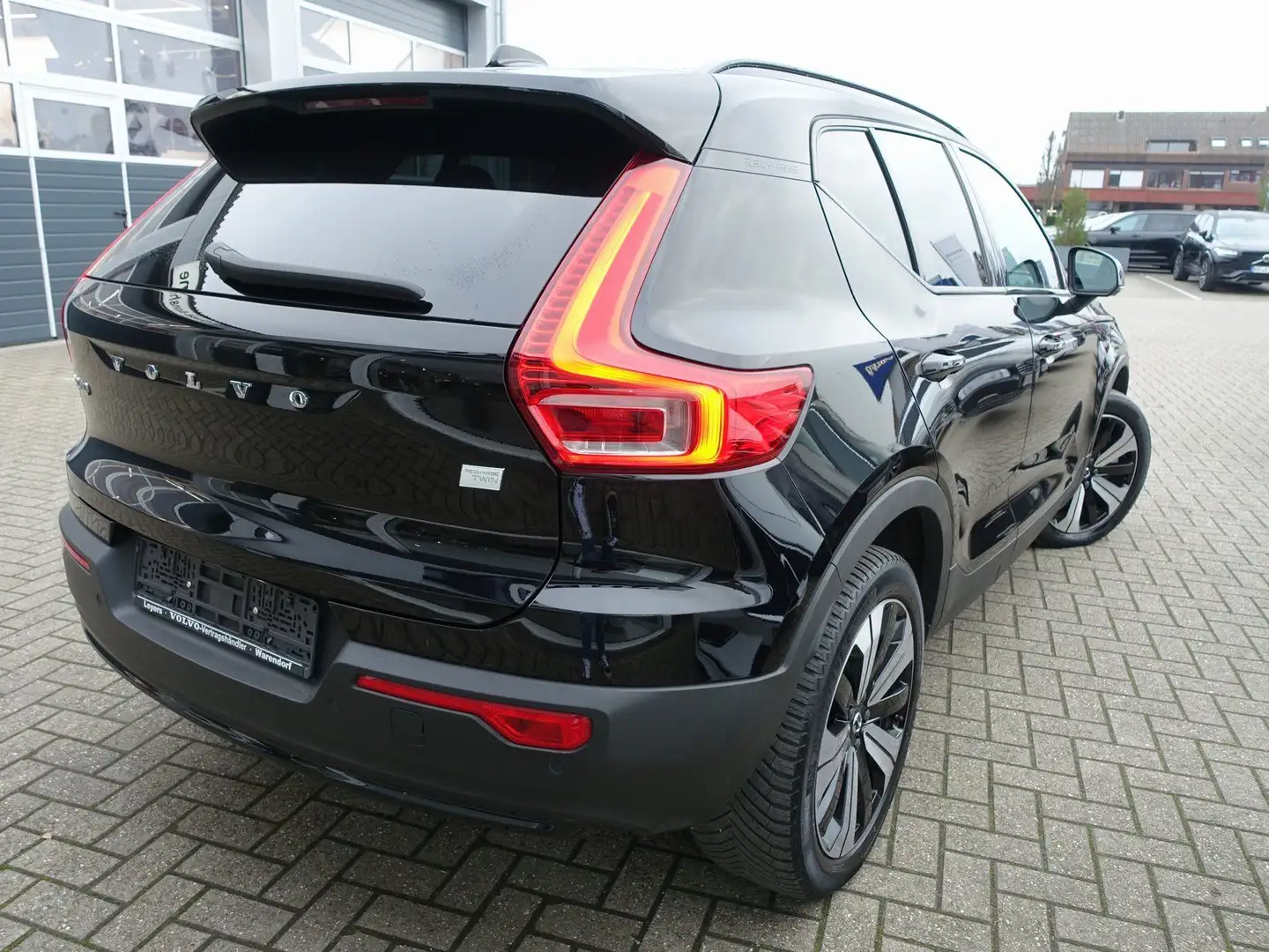 Volvo XC40 Recharge Twin Motor Plus AWD/AHK/BLS/Kamera Schwarz - 2