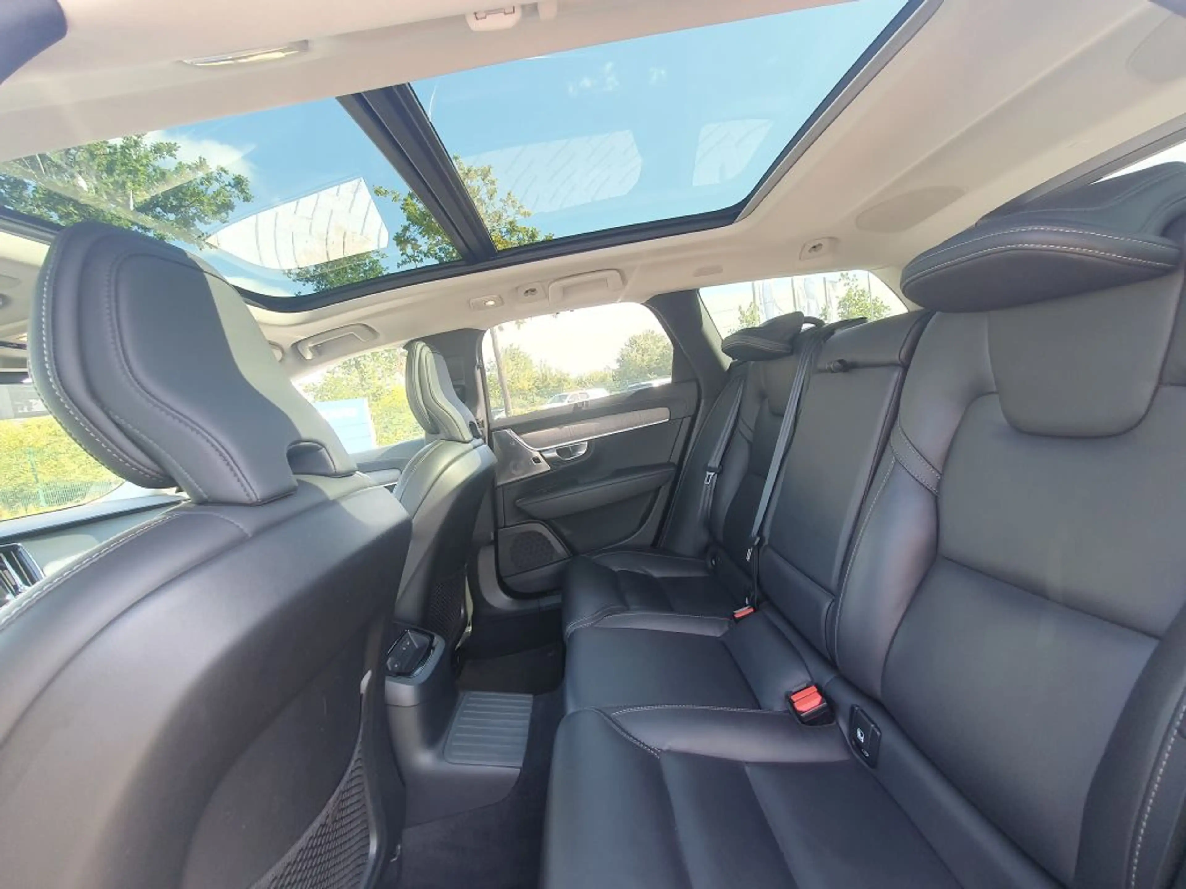 Volvo V90 T8 Recharge AWD Ultimate Dark — photo 12