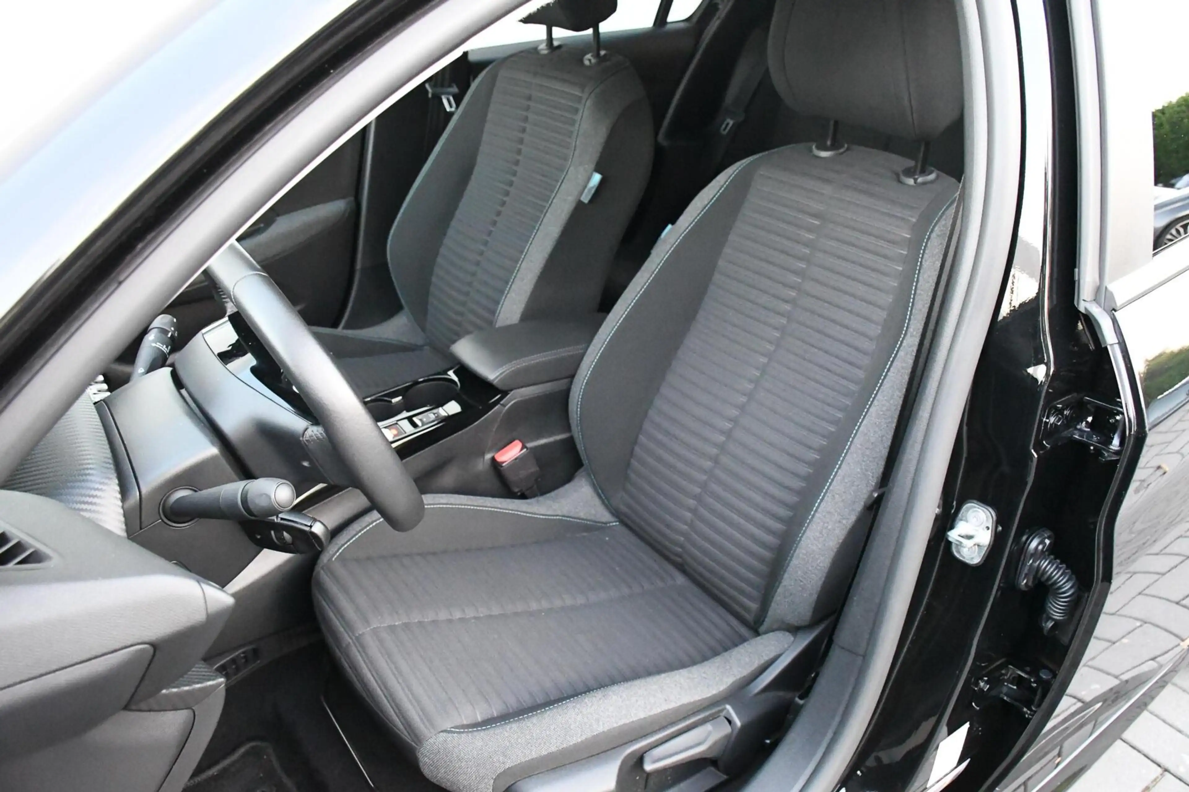 Peugeot e-208 EV Active Pack 50 kWh SOH 99% CarPlay — photo 4