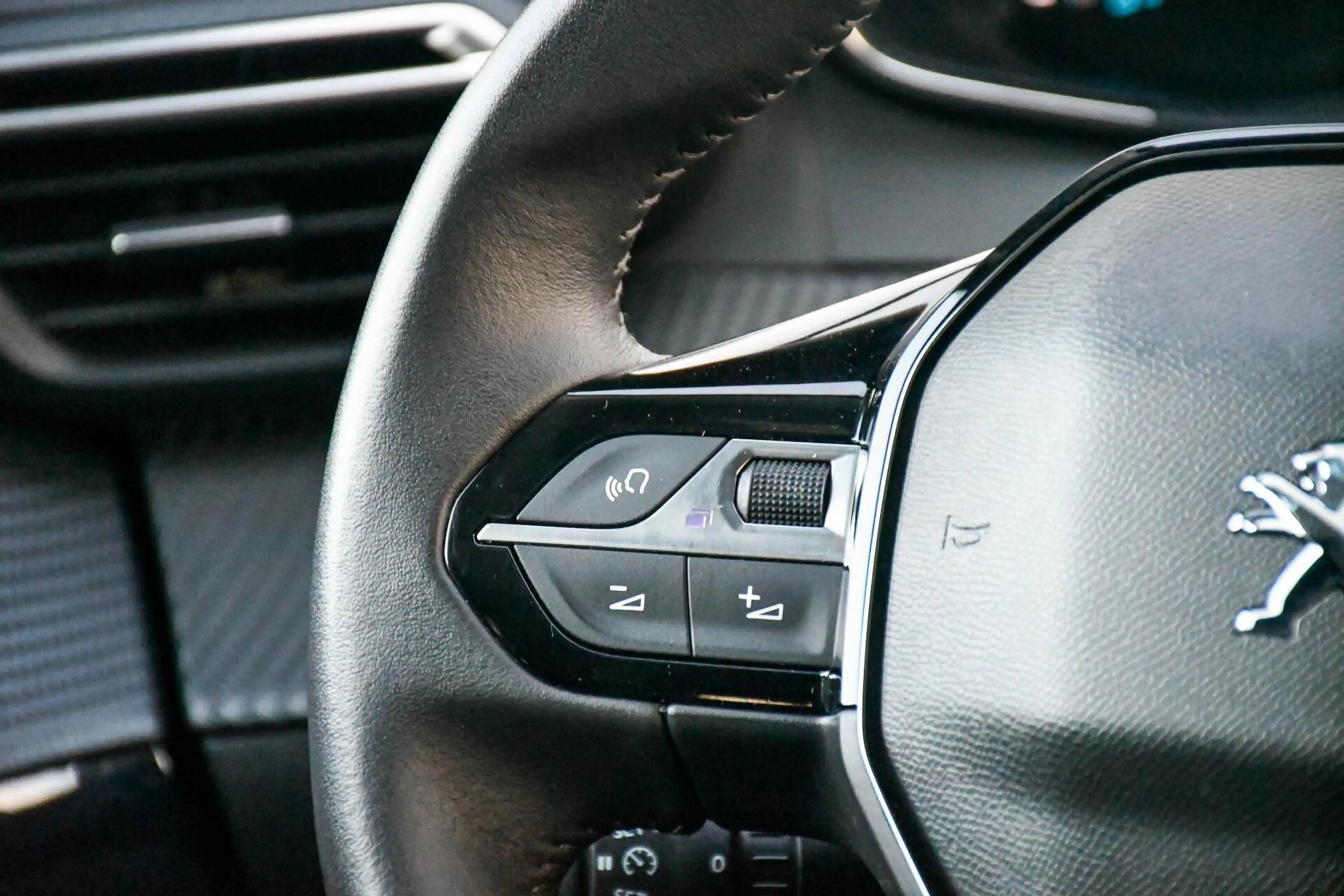 Peugeot e-208 EV Active Pack 50 kWh SOH 99% CarPlay — photo 9