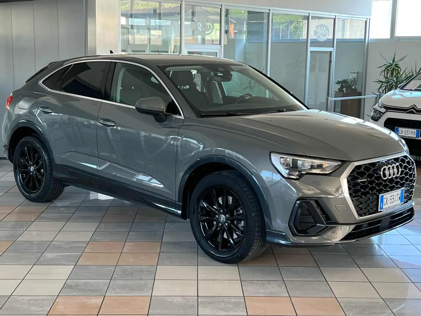 Audi Q3 SPB 40 TDI quattro S tronic Grau - 2