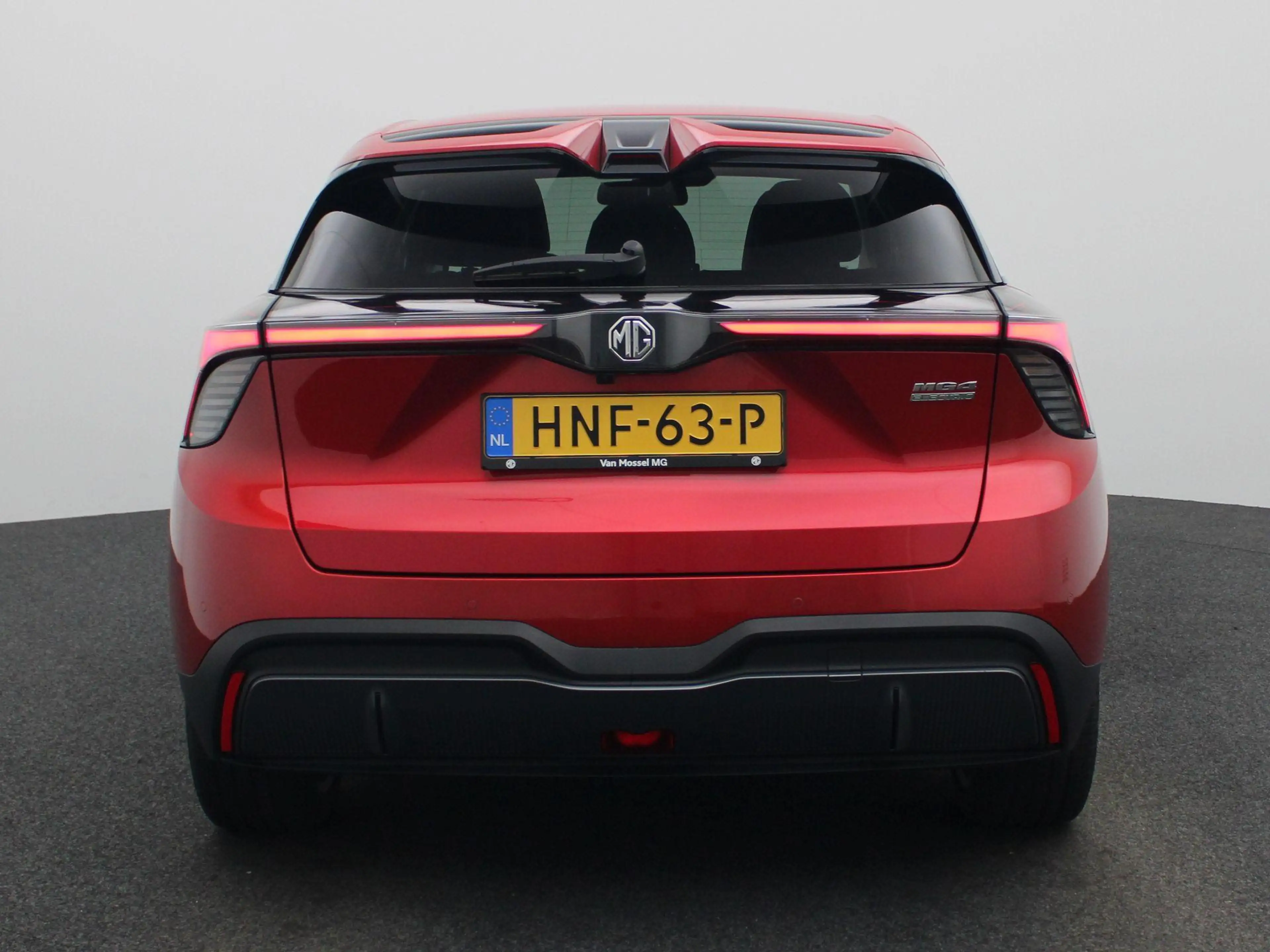 MG MG4 Long Range Luxury 64 kWh — photo 5