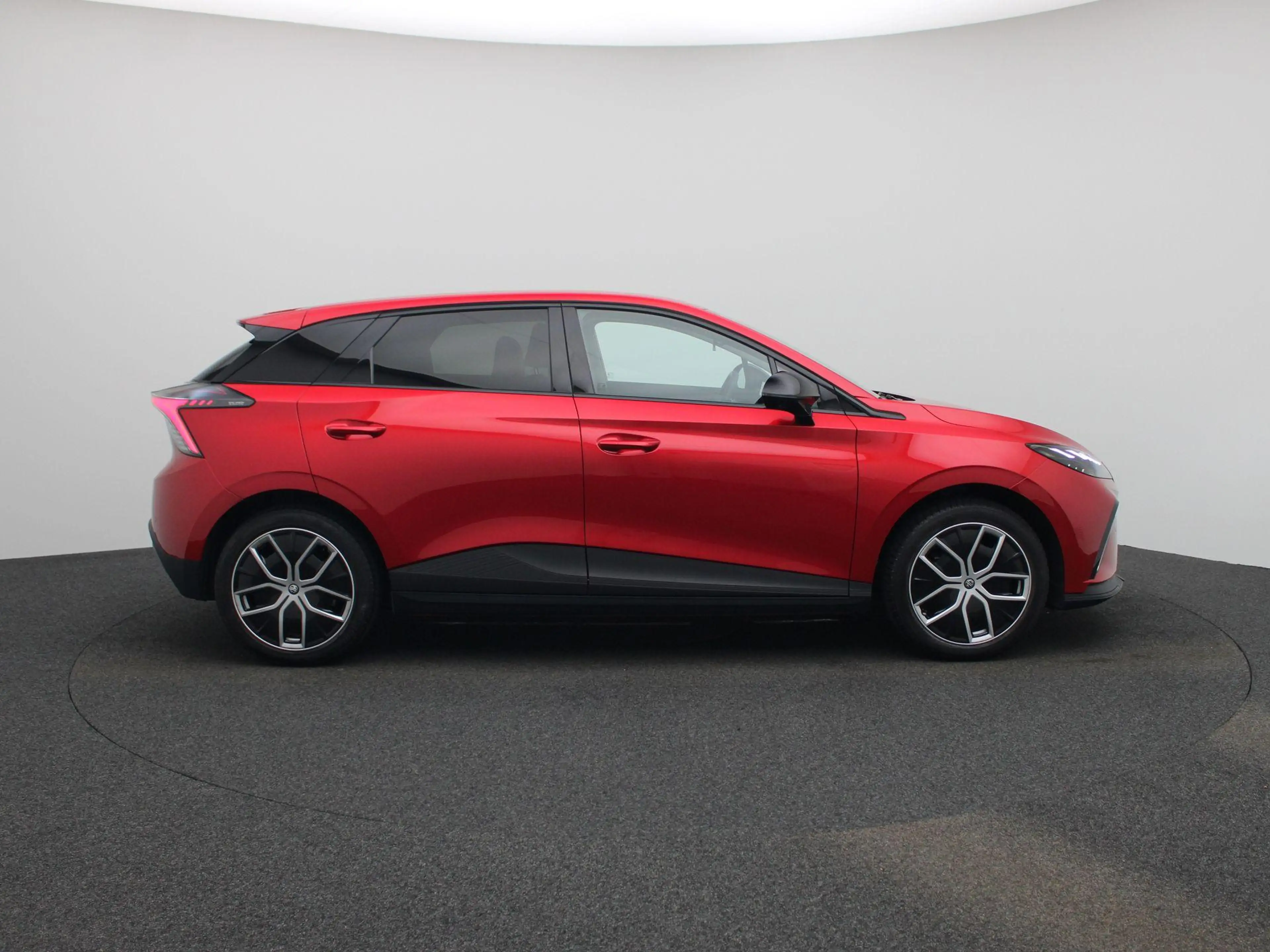 MG MG4 Long Range Luxury 64 kWh — photo 6