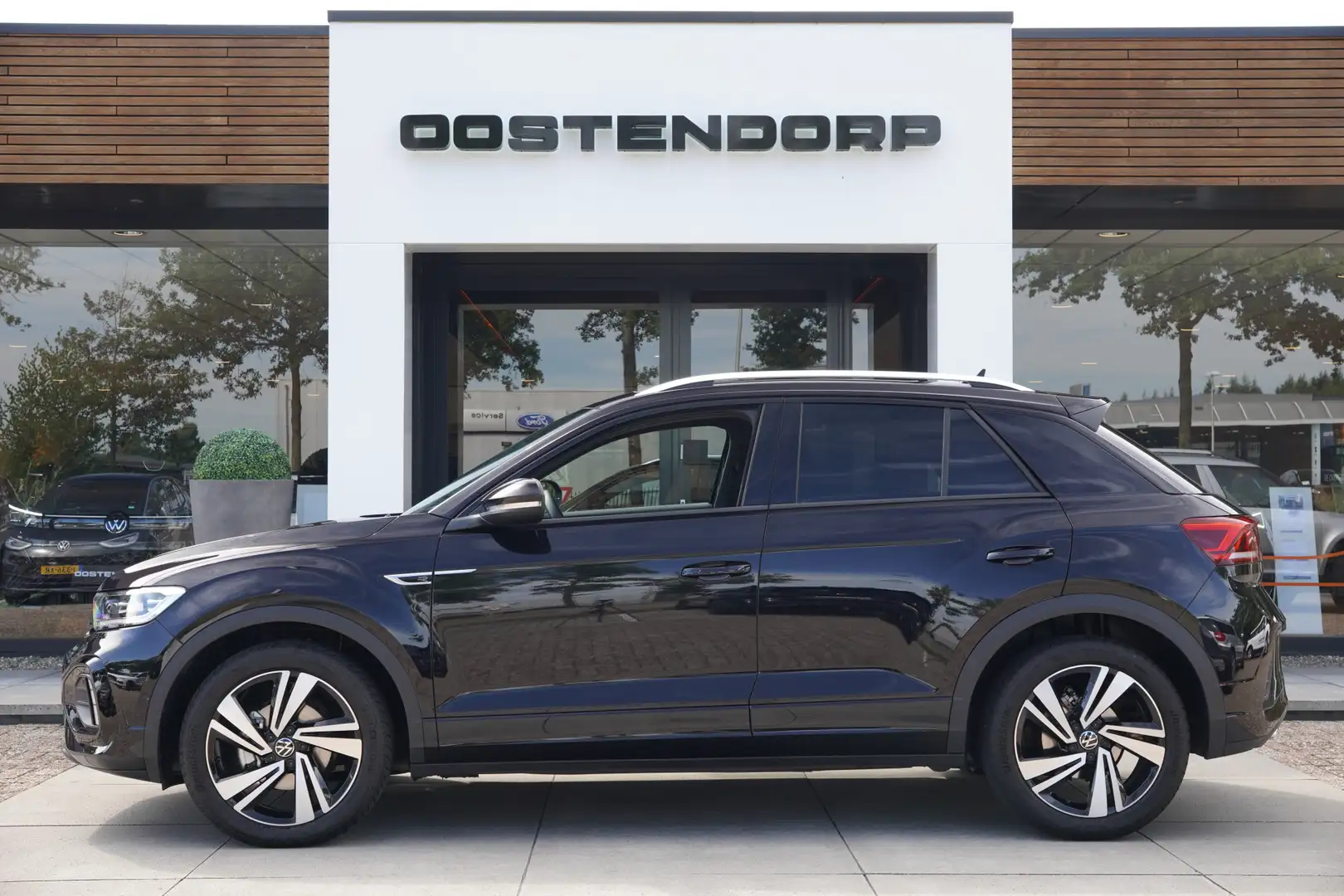 Volkswagen T-Roc 1.5TSI/150pk R-Line DSG Automaat|2025|Panoramadak| Zwart - 2