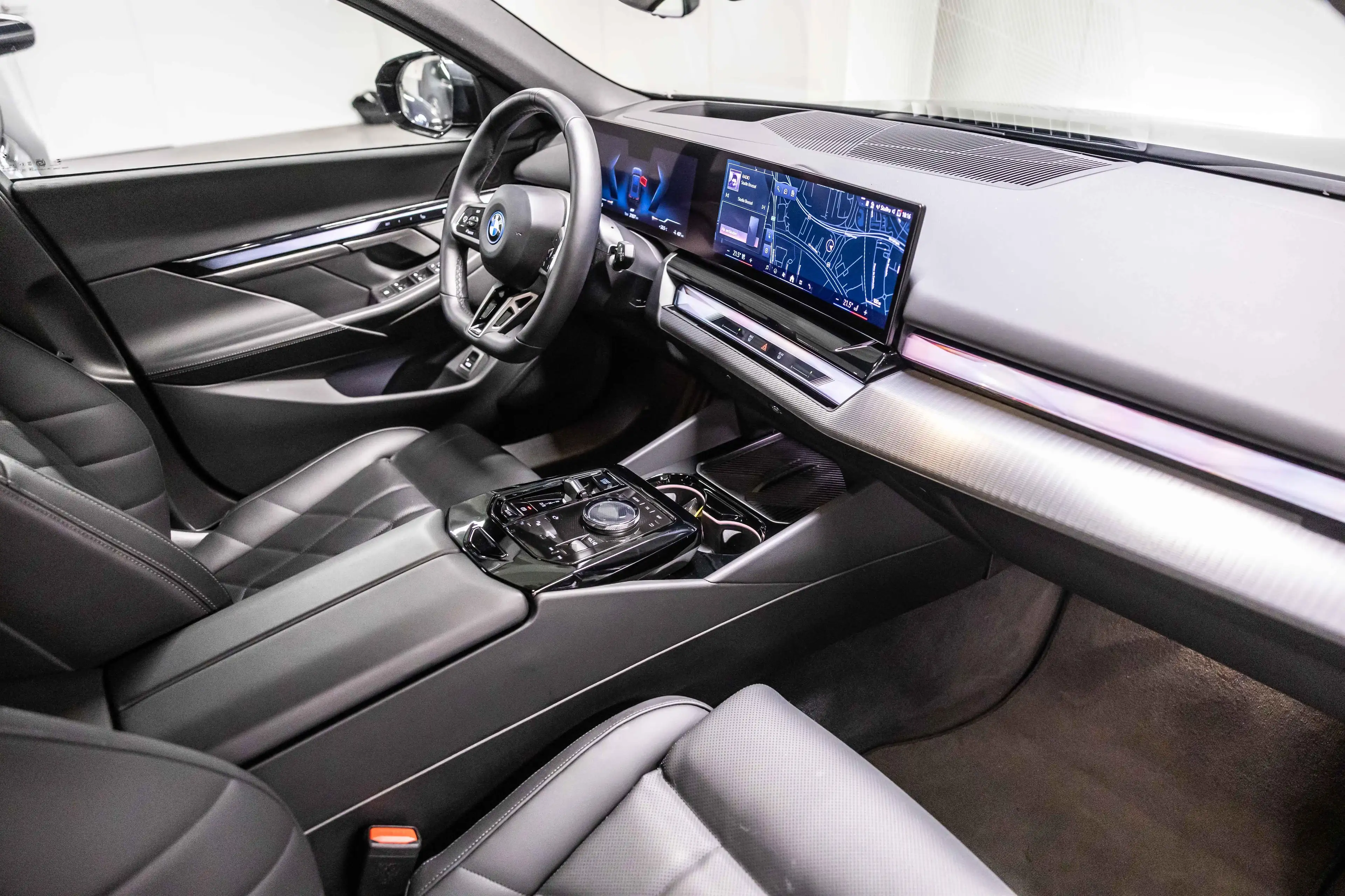 BMW i5 eDrive40 Touring M Sport — photo 10