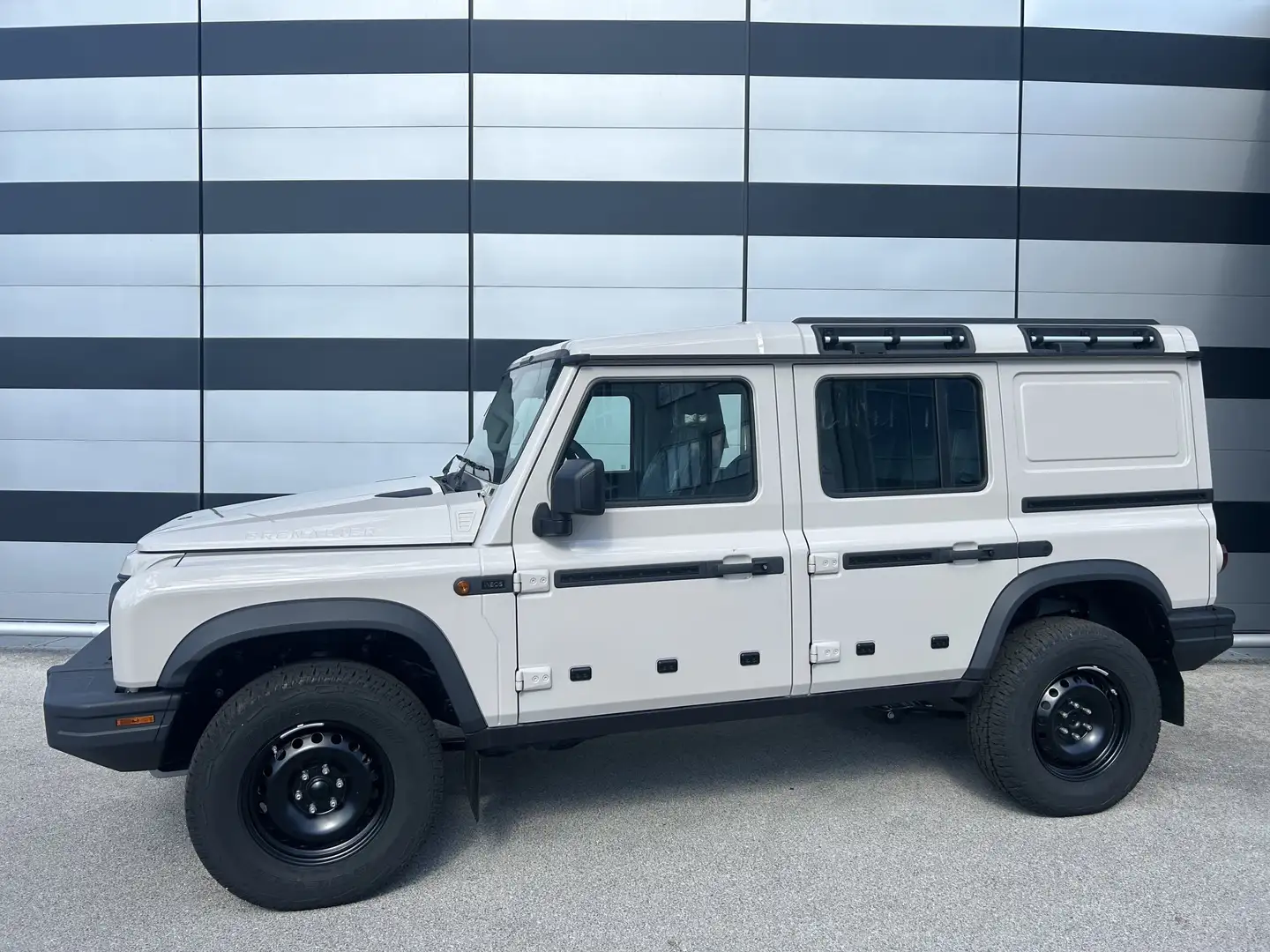 Ineos Grenadier Utility Wagon AKTIONSWOCHEN Beige - 2