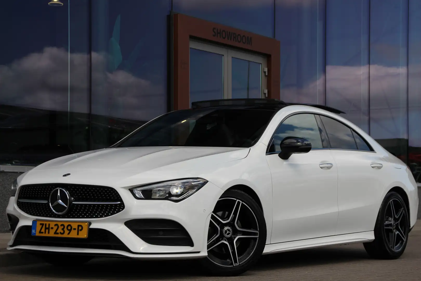 Mercedes-Benz CLA 180 AMG | Night pakket | Pano | Sfeerverlichting | Cam Wit - 1