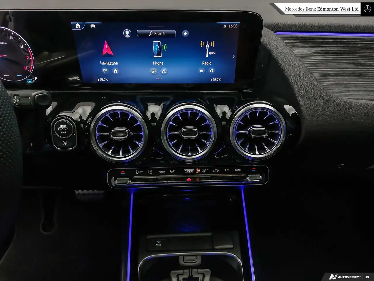 Mercedes-Benz GLA снимка Mercedes-Benz GLA