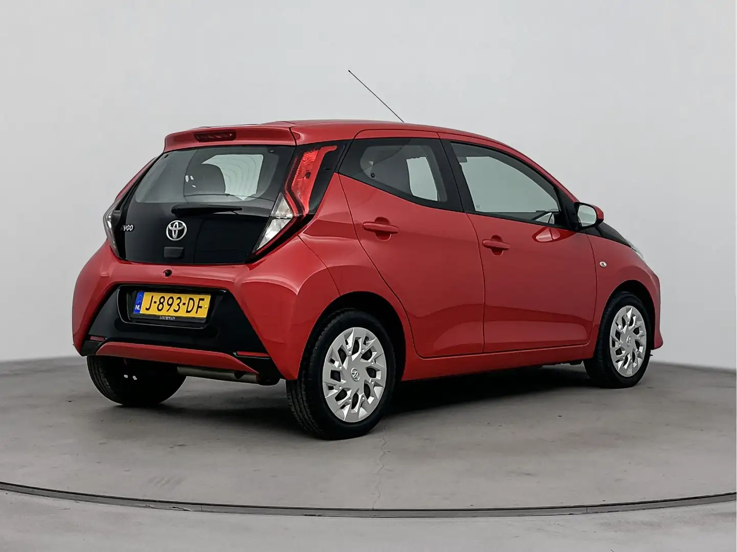 Toyota Aygo 1.0 VVT-i x-play | NL-auto | Airco | Parkeercamera Rouge - 2