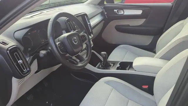 Volvo XC40 view 8