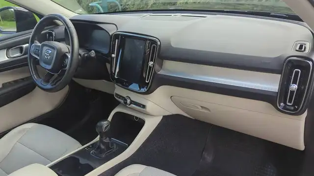 Volvo XC40 view 10
