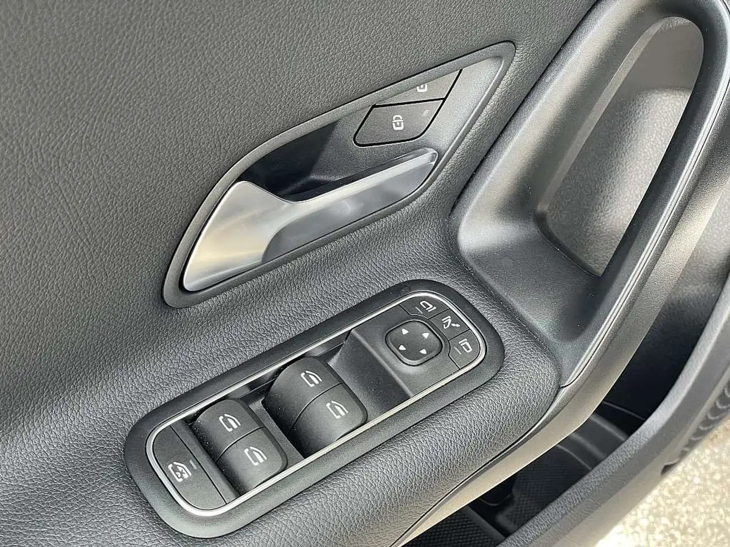 Mercedes-Benz 180 Schwarz - 2