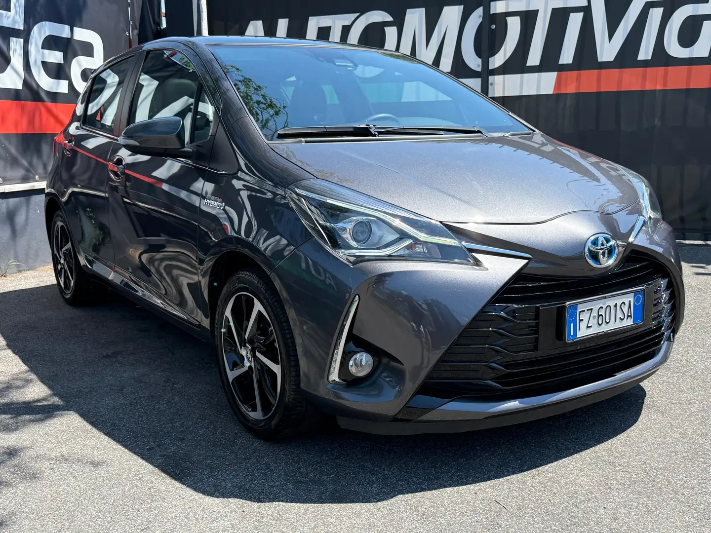 Toyota Yaris Yaris 5p 1.5h Style*AUTOMATICA*TETTO PANORAMICO* Gris - 2