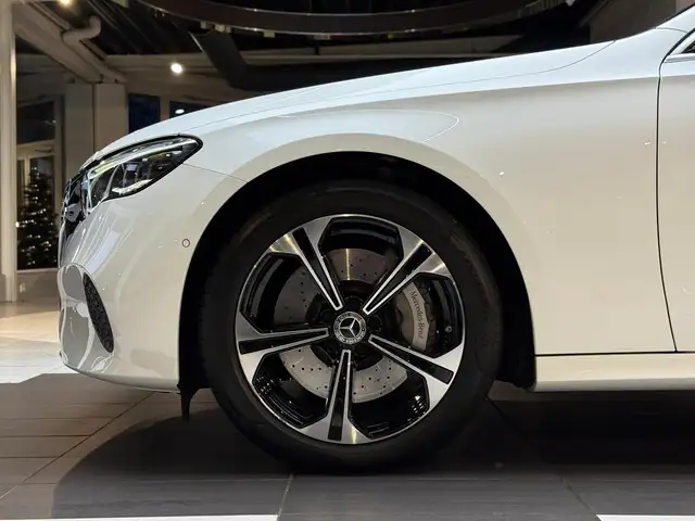 Mercedes-Benz E-Class view 3