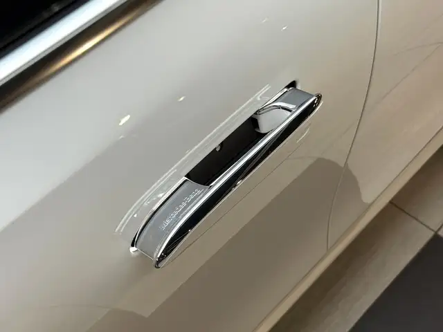 Mercedes-Benz E-Class view 4