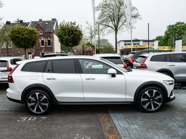 Volvo V60 Cross Country view 6