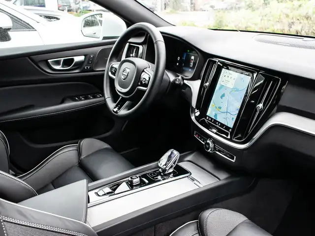 Volvo V60 Cross Country view 8