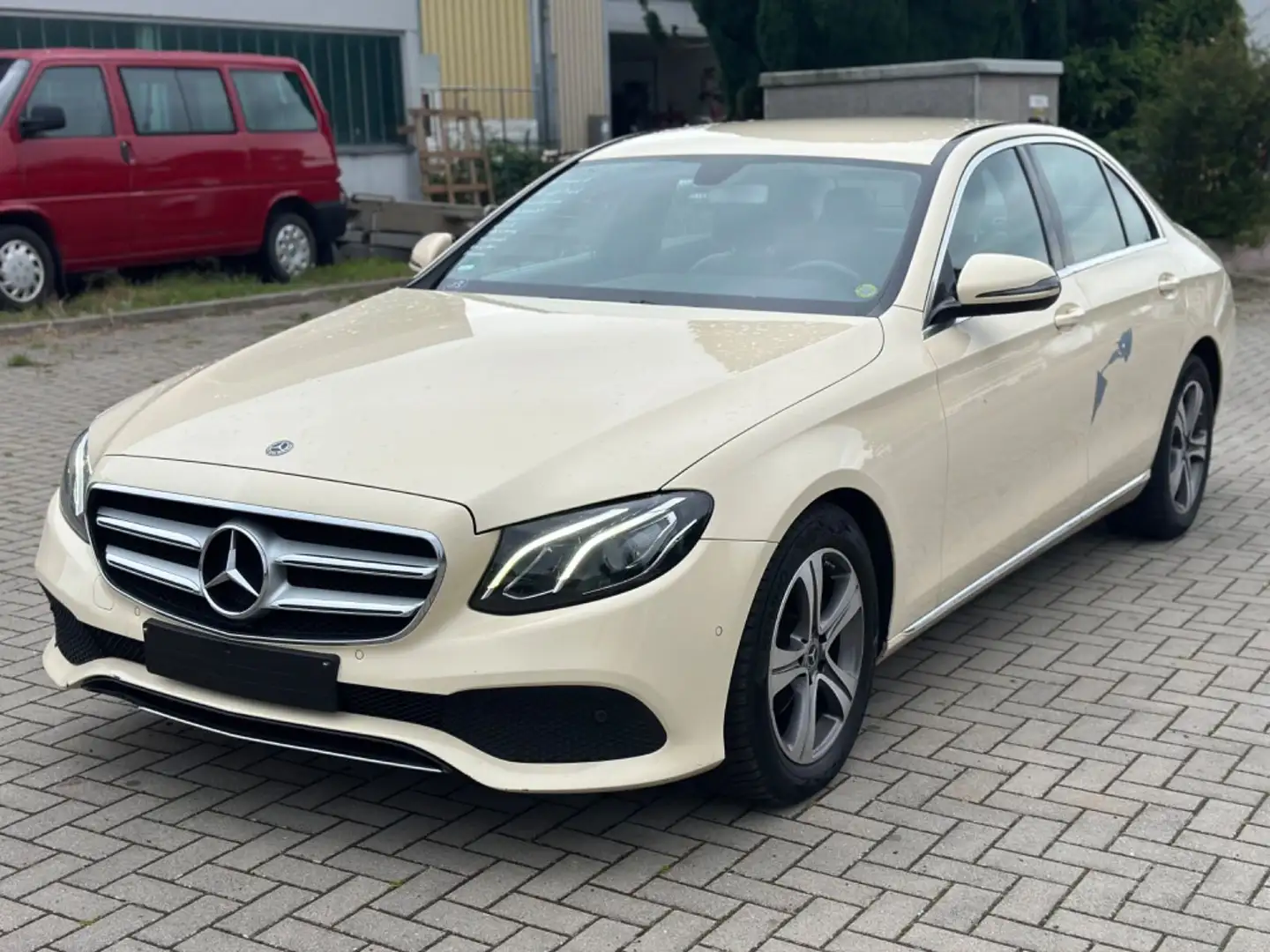 Mercedes-Benz E 200 d AVANTGARDE Automatik*Navi*PDC*Kamera*LED Beige - 1