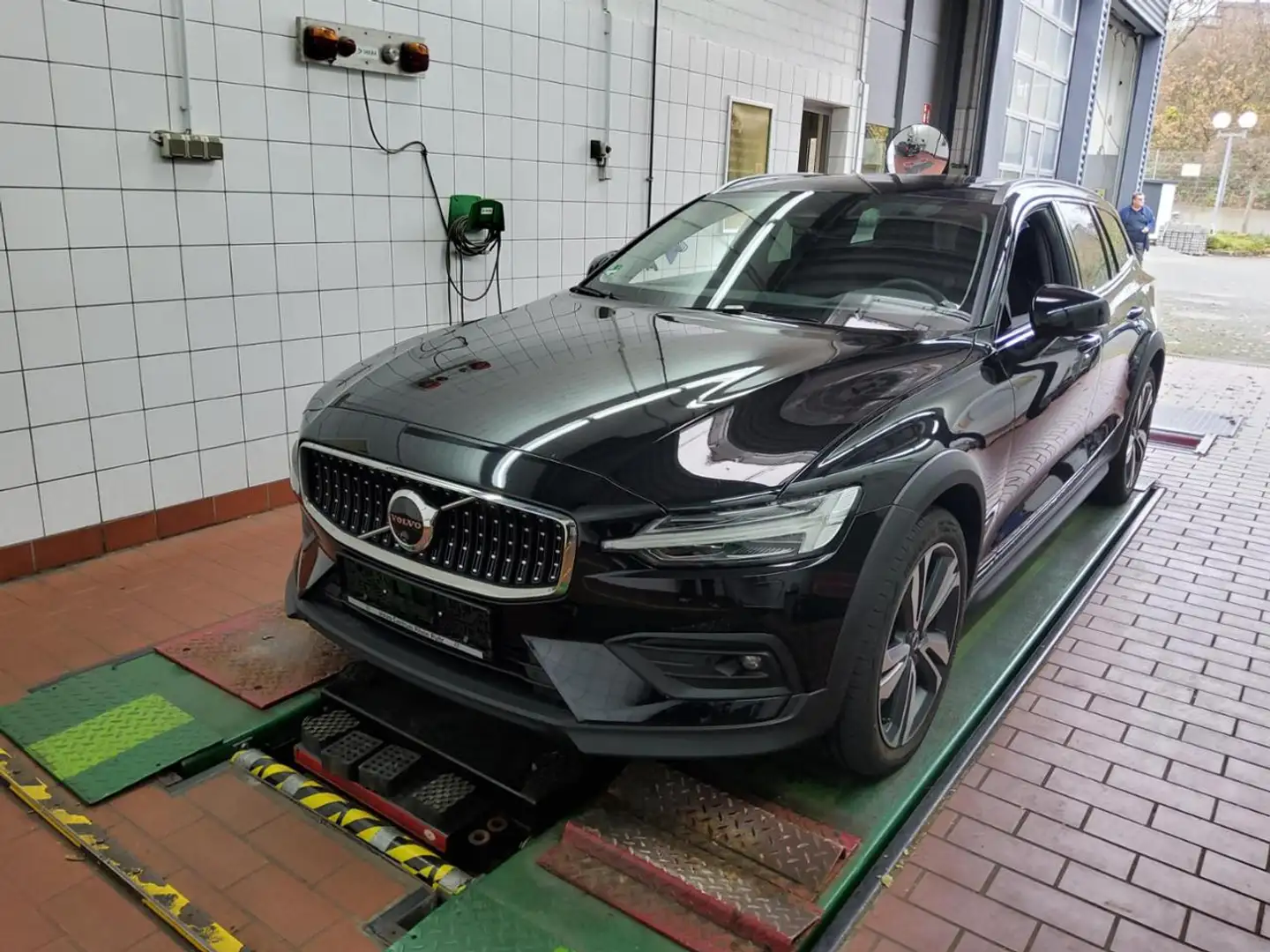 Volvo V60 Cross Country B4 (D) AWD Ultimate+WINTERPAK Schwarz - 2