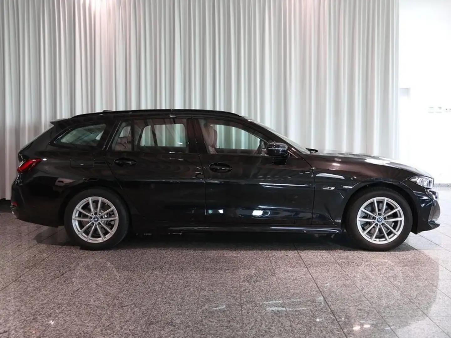 BMW 320 e xDrive Tour. Adp.LED RFK DrivAss ACC HarmKar. Schwarz - 2