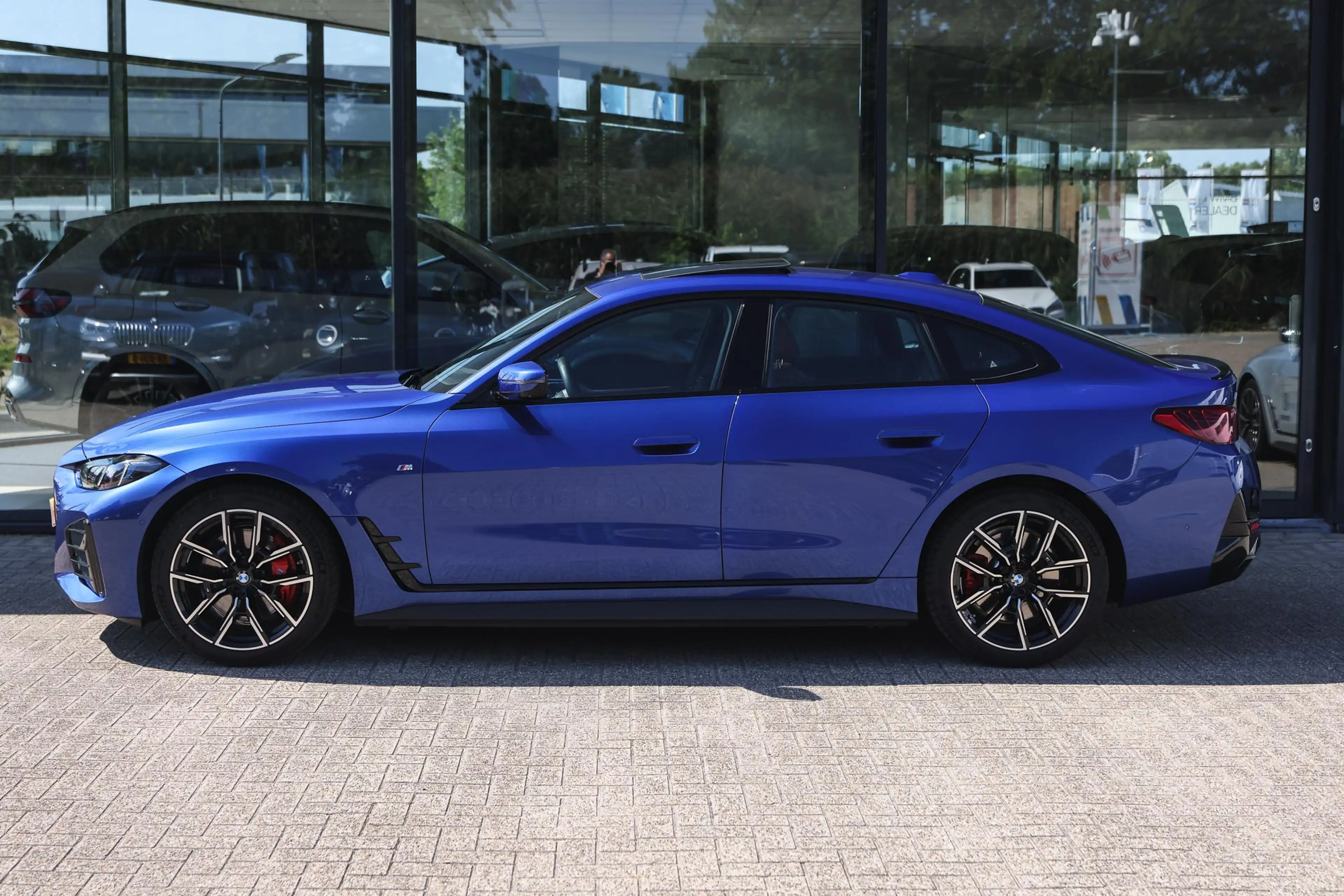 BMW i4 eDrive35 M Sport / Schuif-kanteldak / M Adaptief o — photo 8