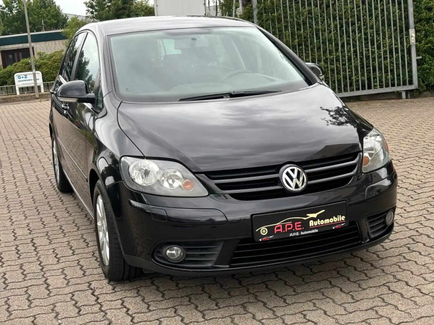 Volkswagen Golf Plus 1.9 TDI NAVI CARPLAY TÜV 01.2026 Zwart - 1