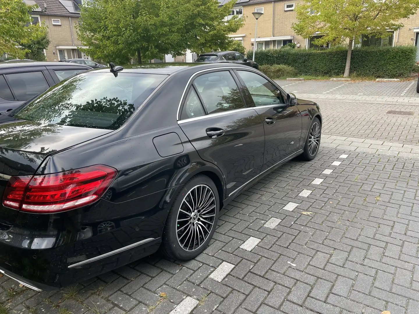 Mercedes-Benz E 220 Amb. Avant. Zwart - 2