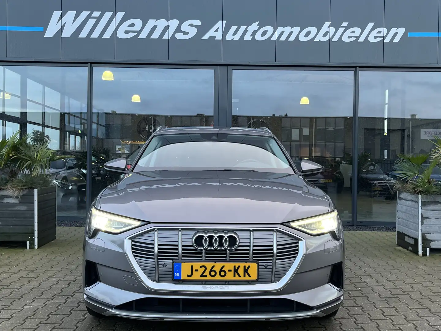 Audi e-tron e-tron 50 quattro Launch edition plus 71 kWh Adapt Grijs - 2