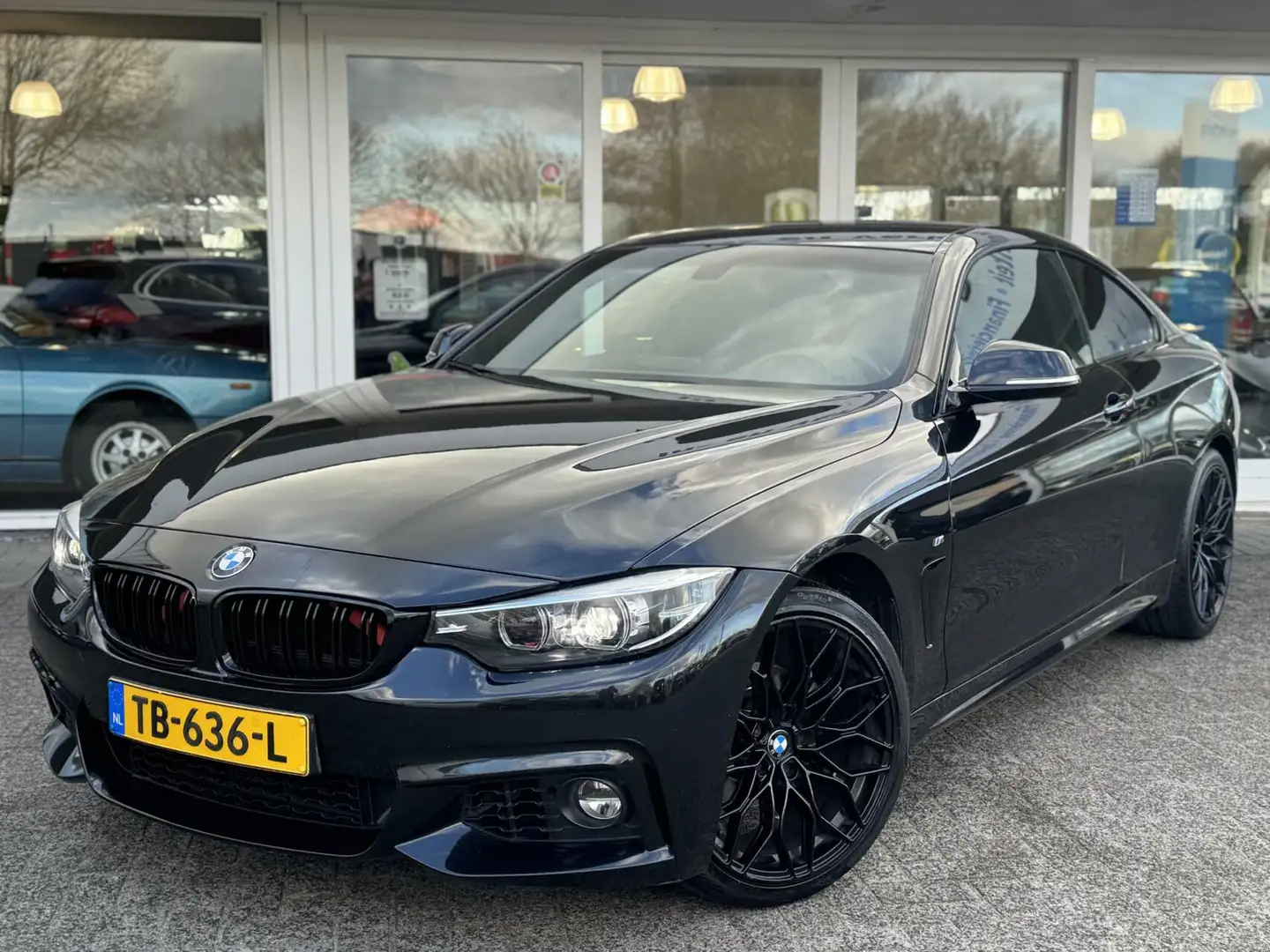 BMW 420 4-serie Coupé 420i 184pk Automaat,M-pakket,High Ex Zwart - 2