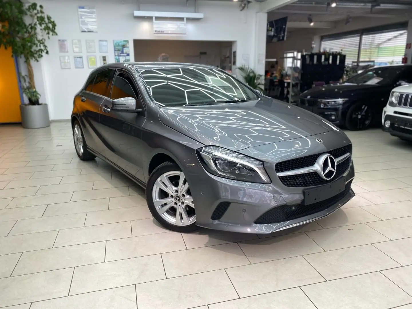 Mercedes-Benz A 180 Urban Navi Lederlenkrad PDC Tempo Sportsitze SHG F Grau - 1