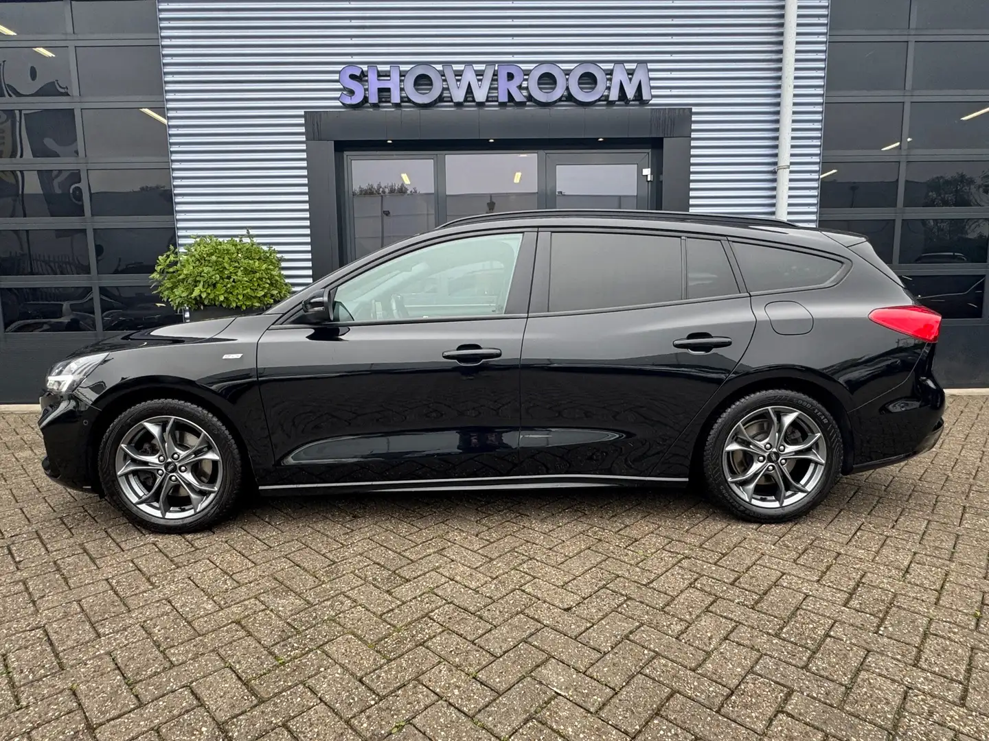 Ford Focus Wagon 1.0 EcoBoost ST Line Automaat|Camera|Apple C Zwart - 2