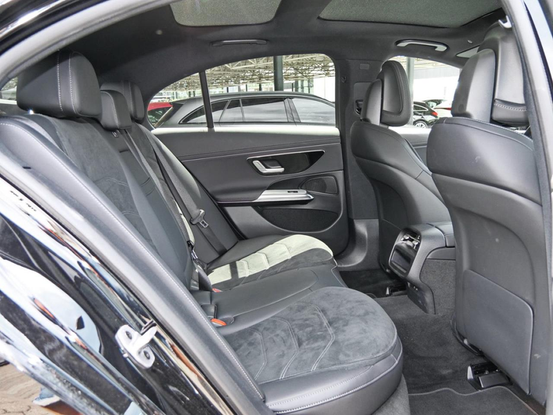 Mercedes-Benz E 450 d 4M AMG Distronic Panorama 360° AHK — photo 11