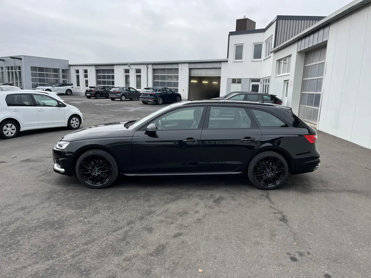 Audi A4 Avant 35 2.0 TDI S tronic Blackline 175€ m. 20% Schwarz - 2